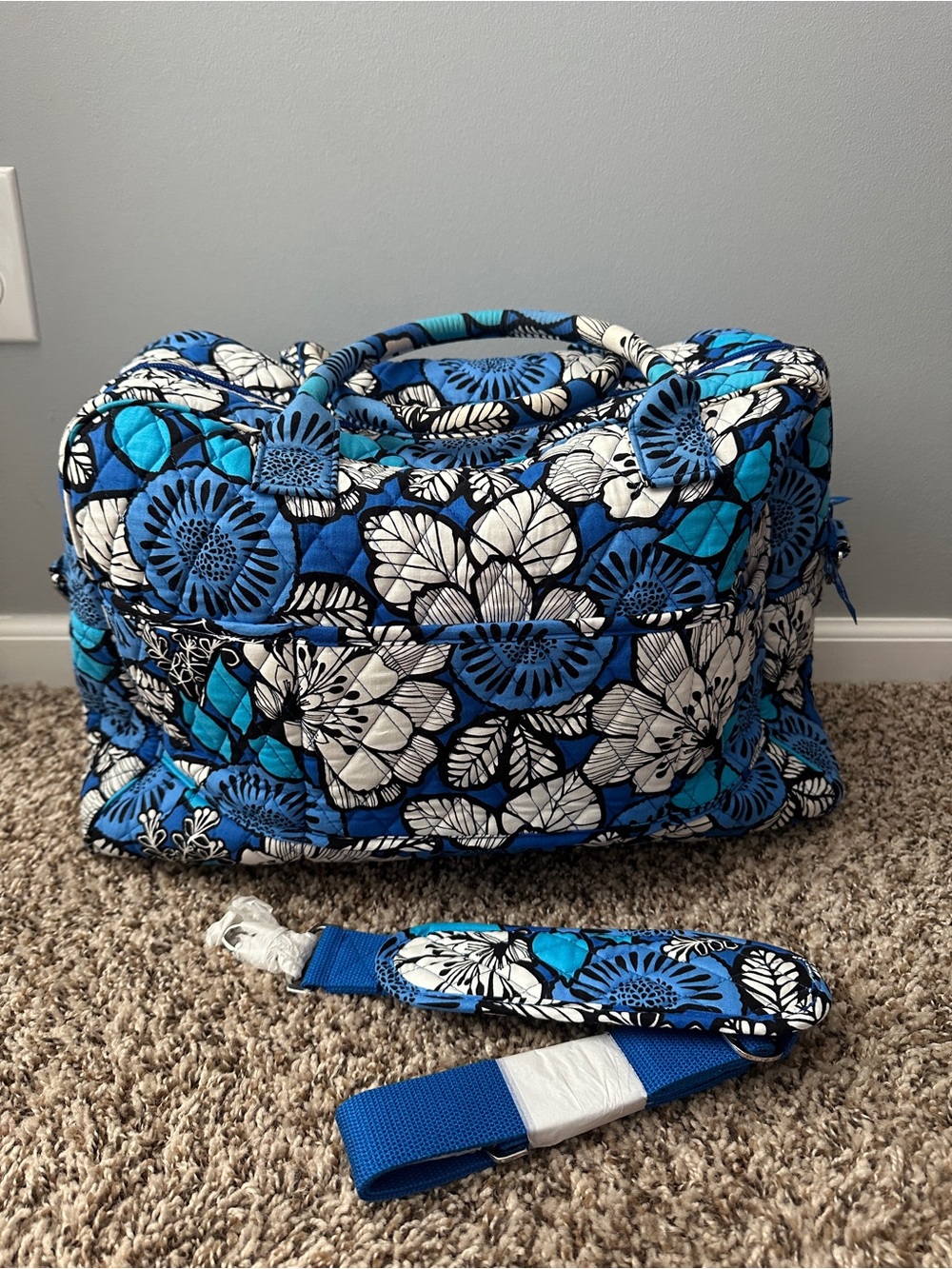 Vera Bradley Blue & White Floral Quilted 5 Piece Travel Bag Set - Picture 7 of 9